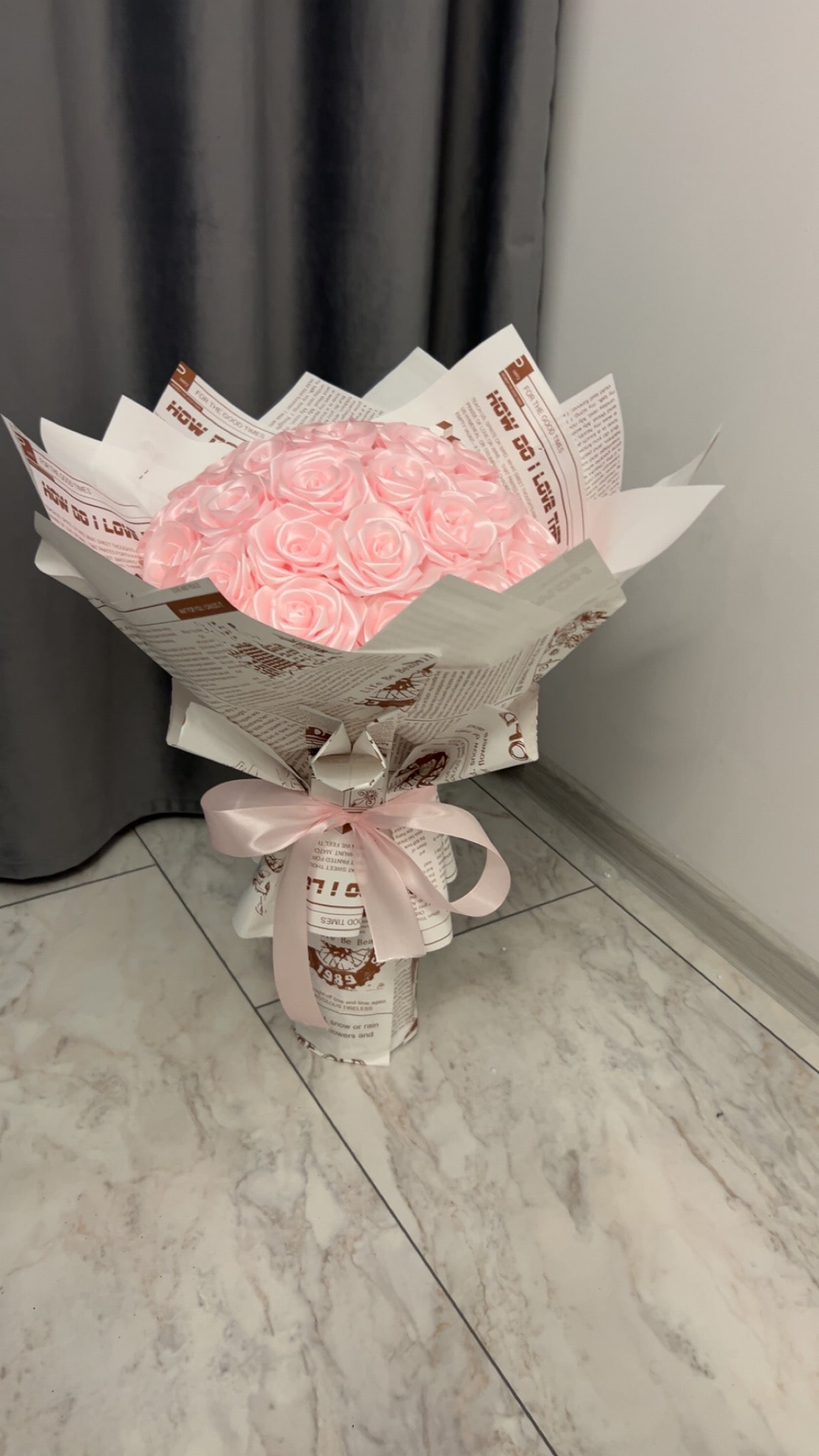 Buchet 33 trandafiri din satin roz “retro pink”