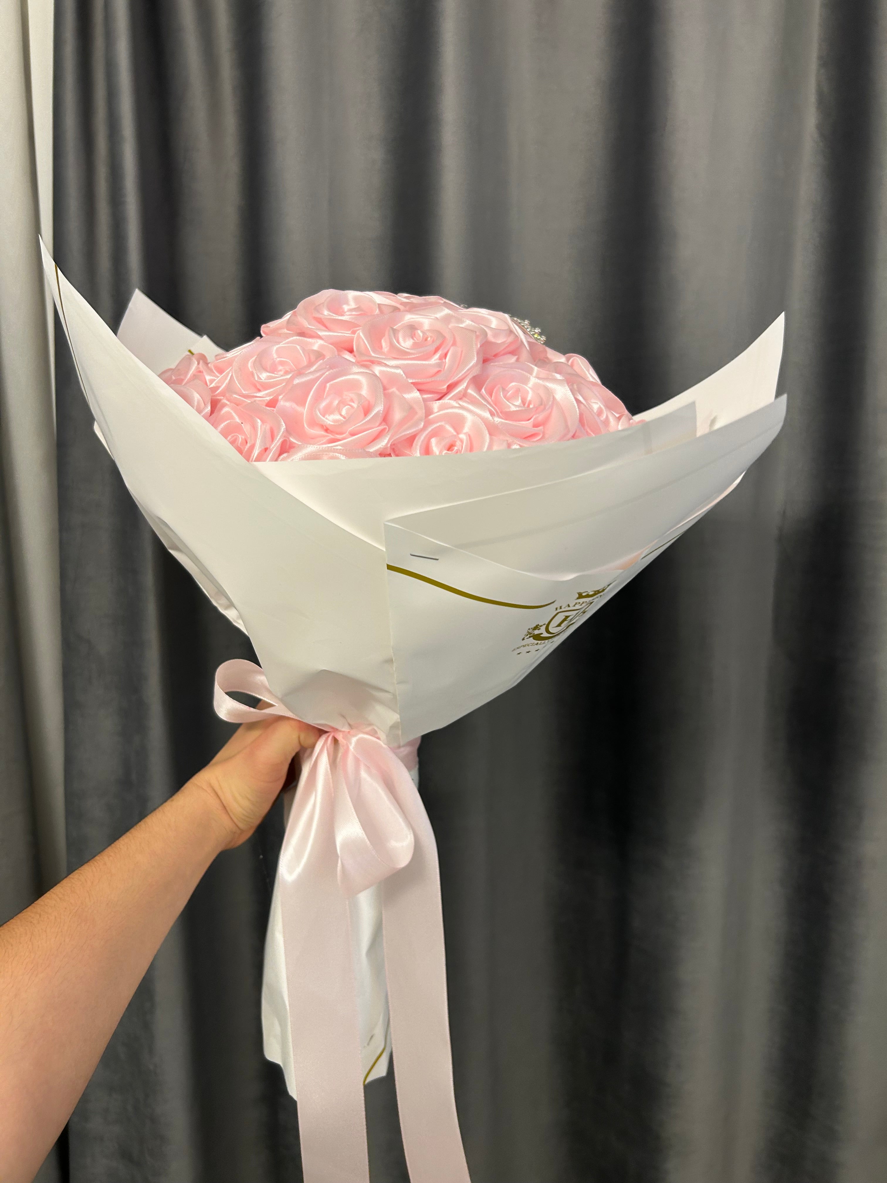 Buchet 35 trandafiri satin roz “regal pink”