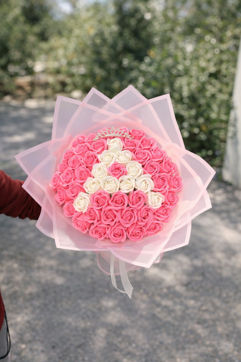 Buchet 51 trandafiri din sapun parfumati cu initiala si coronita