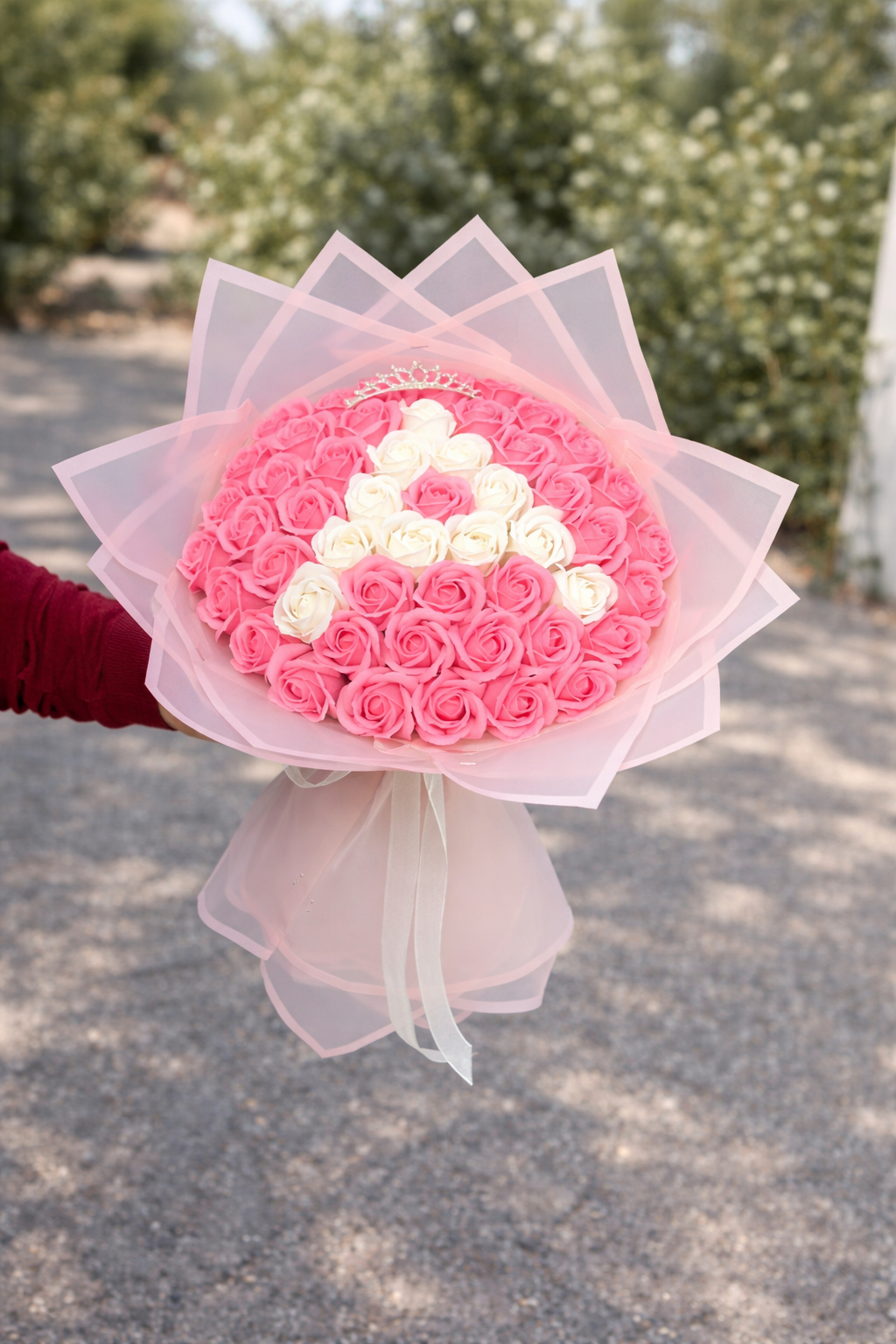 Buchet 51 trandafiri din sapun parfumati cu initiala si coronita