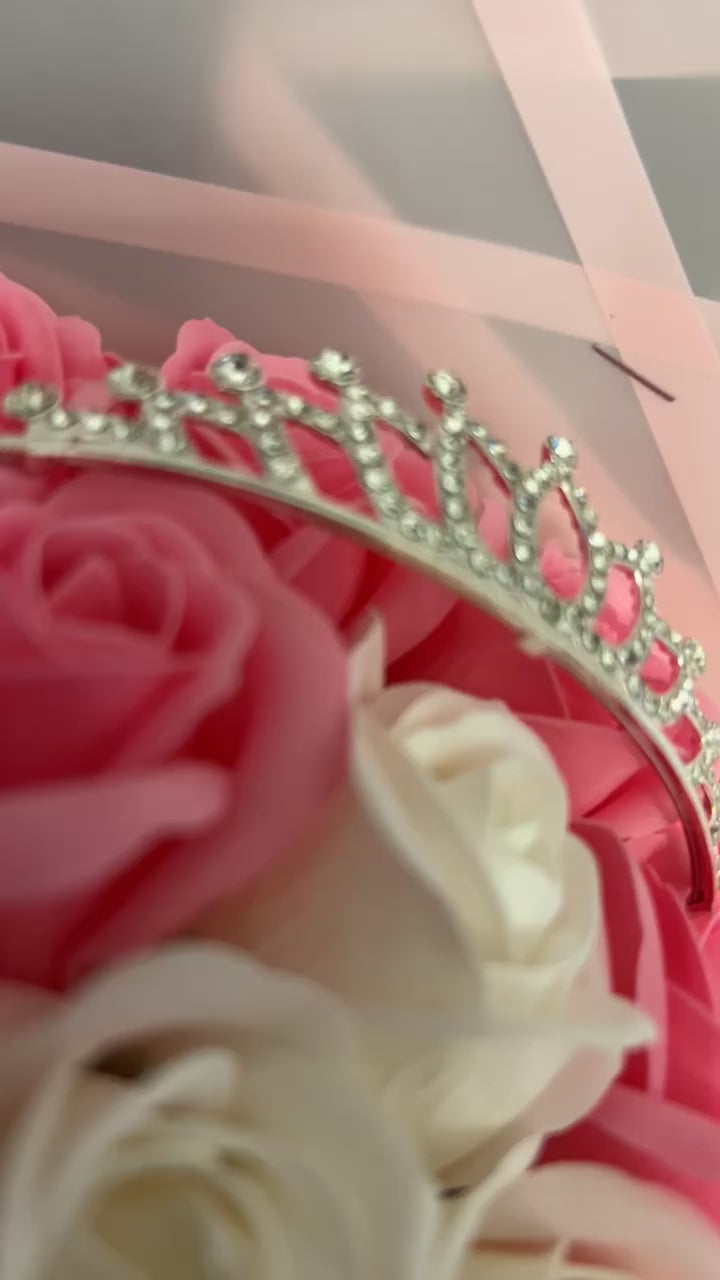 Buchet 51 trandafiri din sapun parfumati cu initiala si coronita